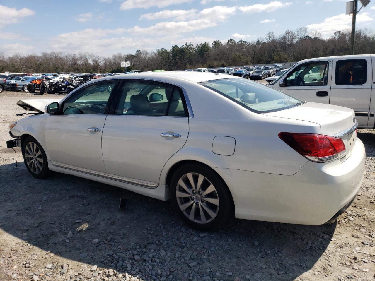 2011 Toyota Avalon - Image 2