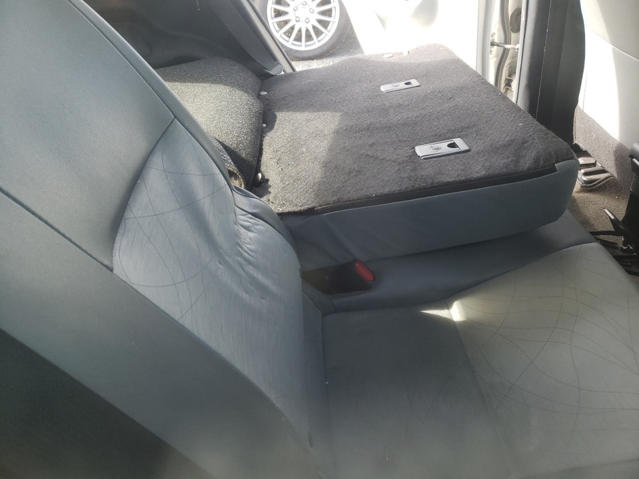 2012 Toyota Prius - Image 10