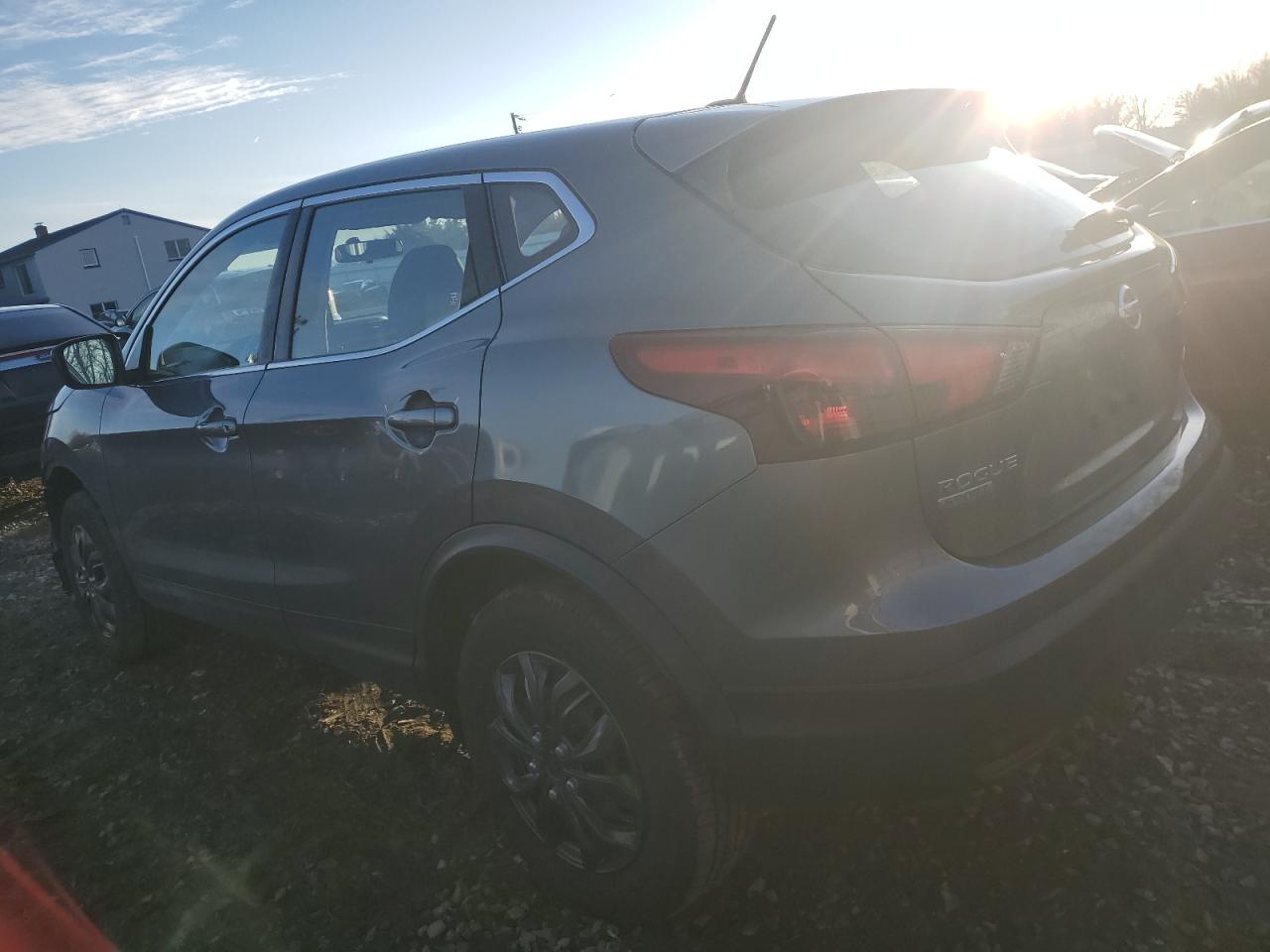 2018 Nissan Rogue - Image 2