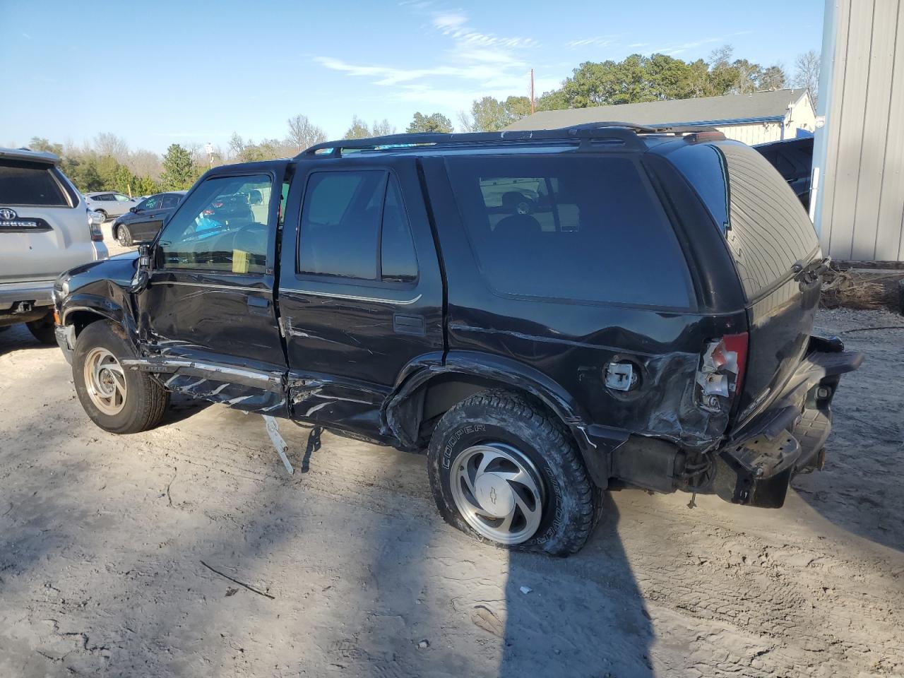 2000 Chevrolet Blazer - Image 2