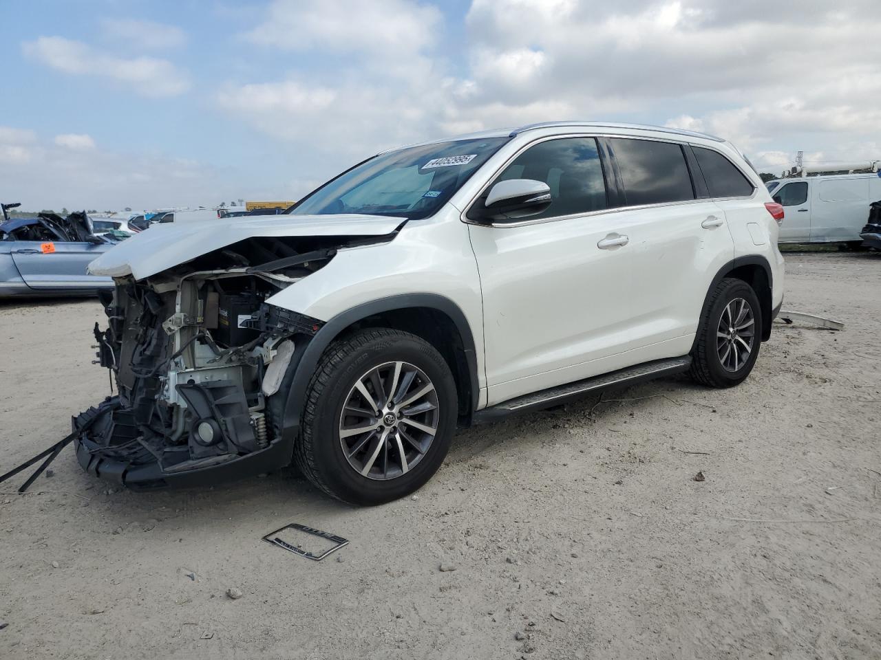 2018 Toyota Highlander - Image 1