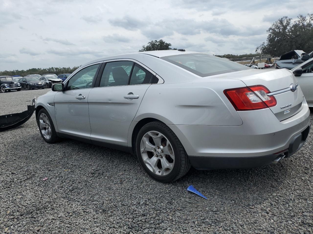 2010 Ford Taurus - Image 2