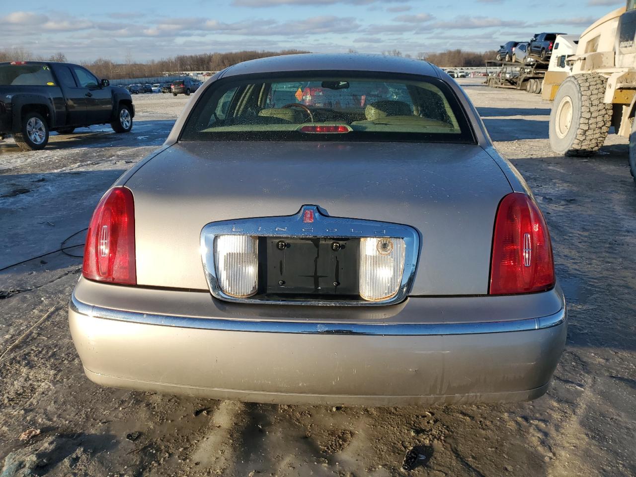 2002 Lincoln Town Car - Image 6