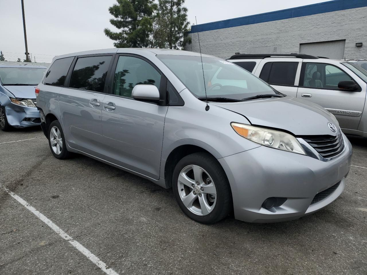 2012 Toyota Sienna - Image 4