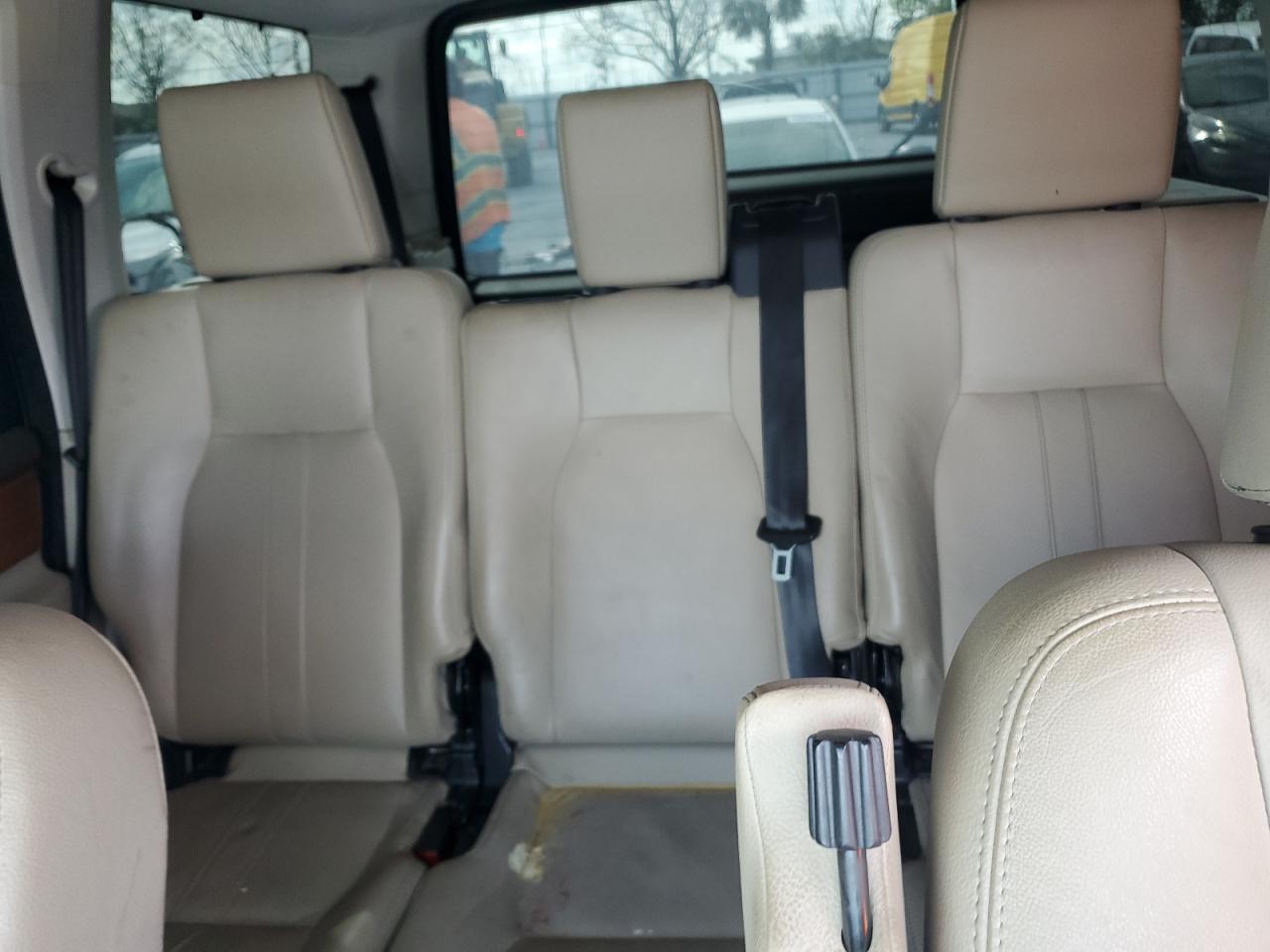 2013 Land Rover LR4 - Image 10