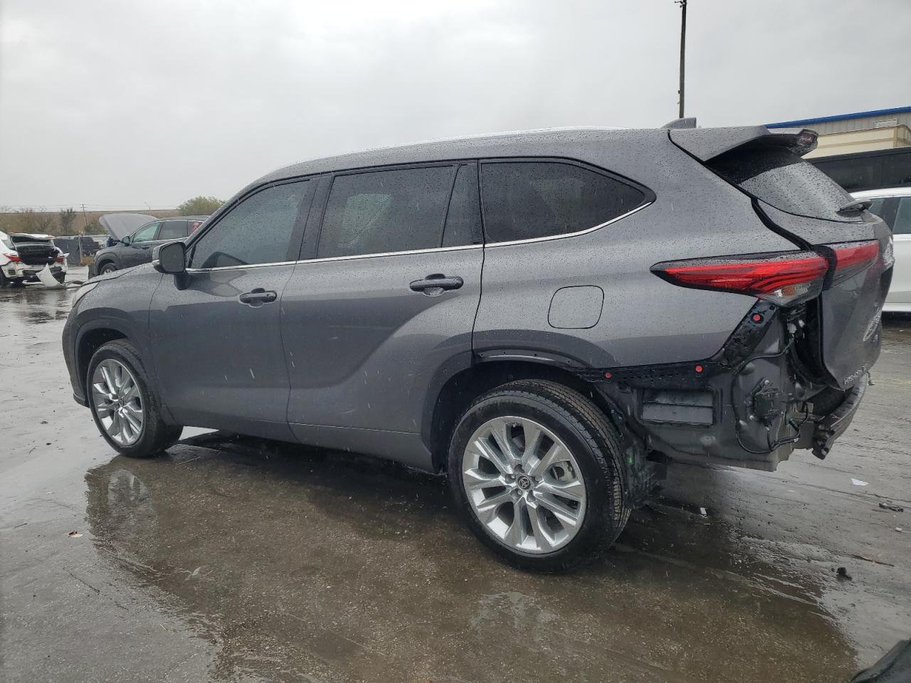 2022 Toyota Highlander - Image 2