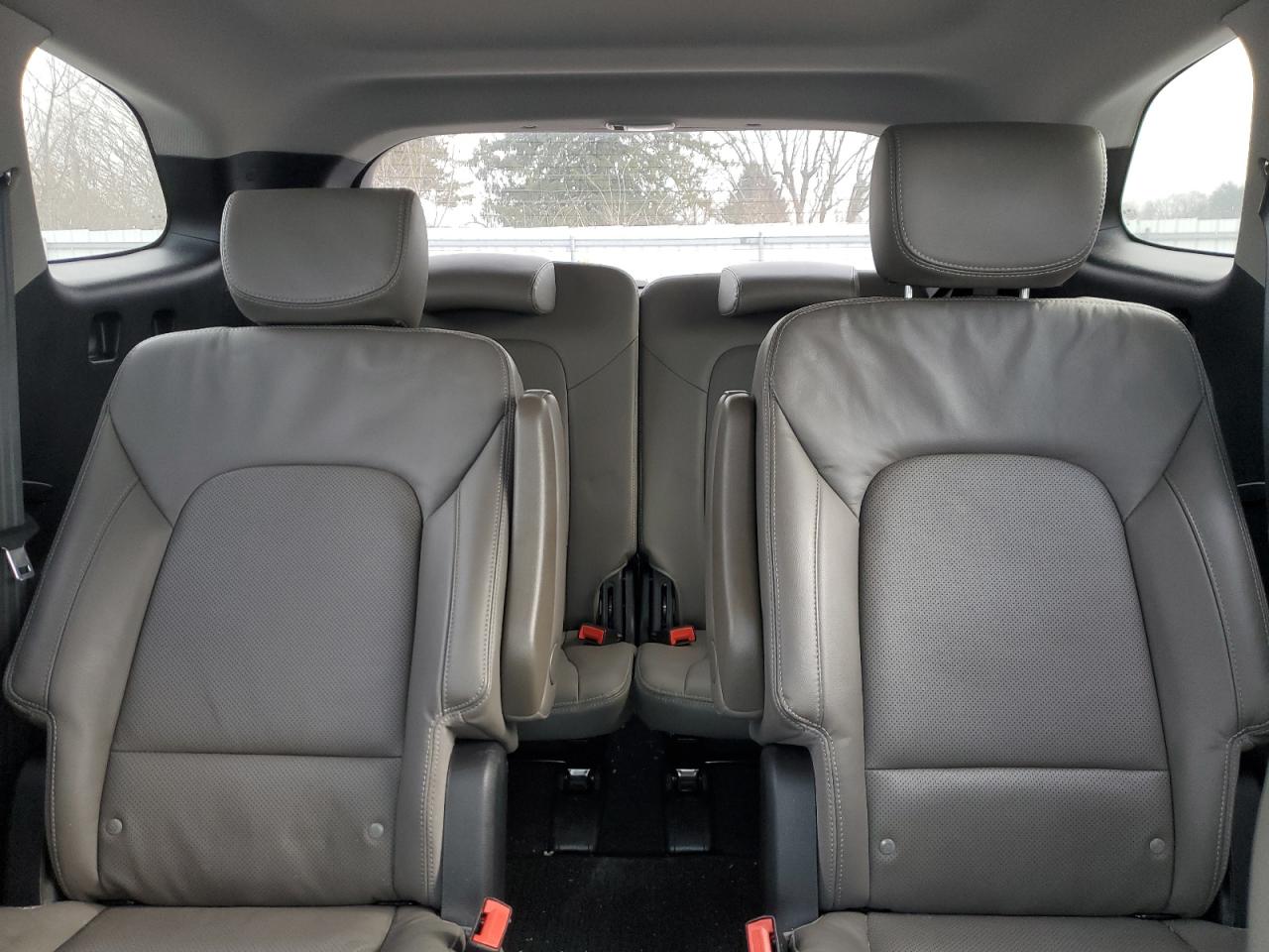 2016 Hyundai Santa Fe - Image 10