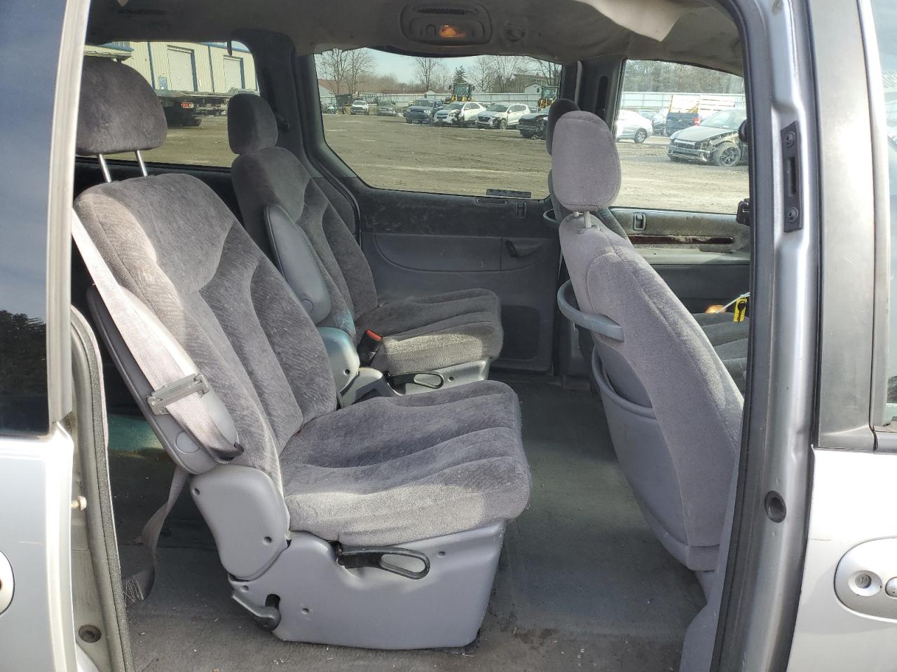 2000 Chrysler Town & Country - Image 11