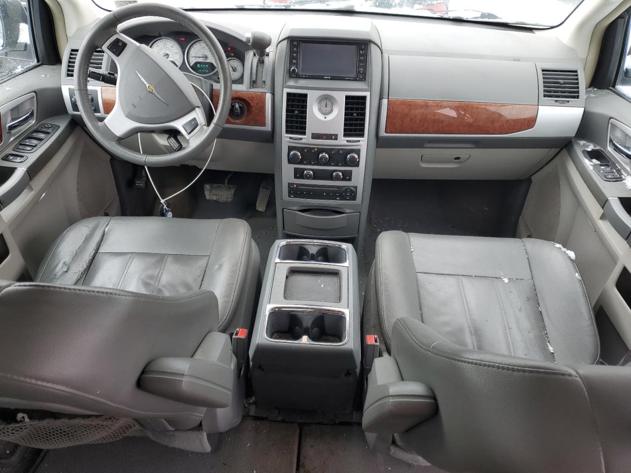 2009 Chrysler Town & Country - Image 8
