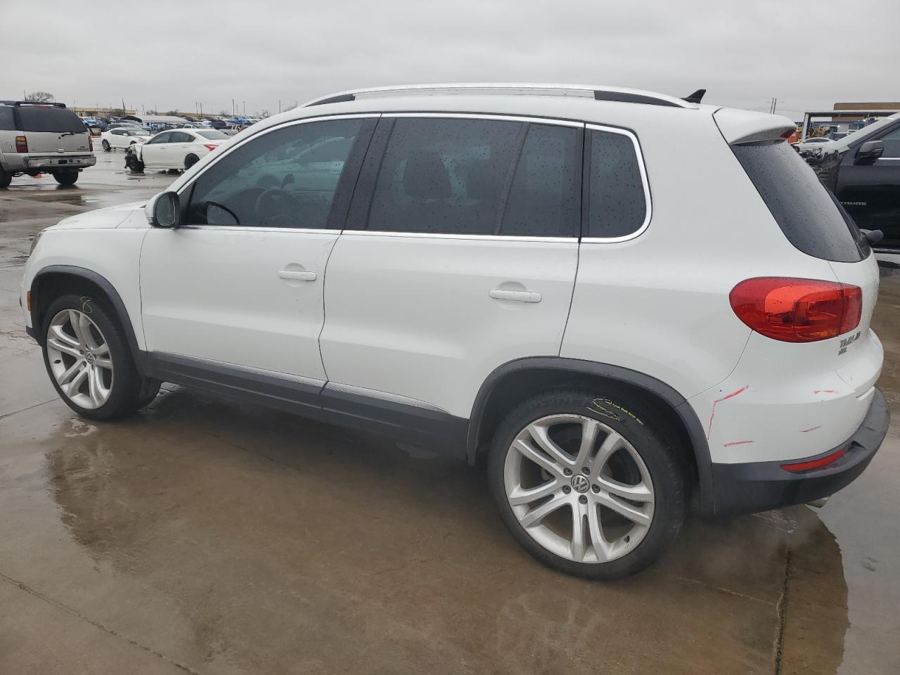 2016 Volkswagen Tiguan - Image 2