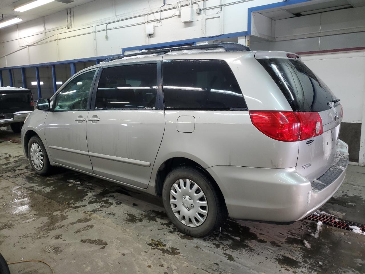 2009 Toyota Sienna - Image 2