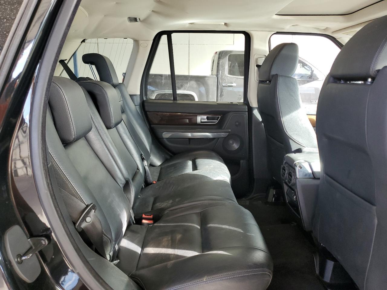 2010 Land Rover Range Rover - Image 11