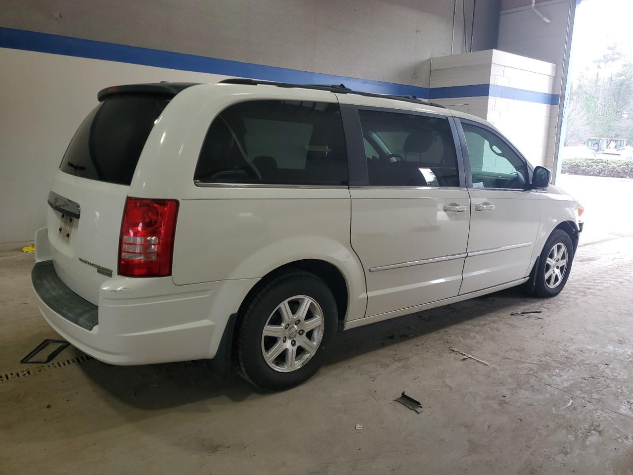 2009 Chrysler Town & Country - Image 3