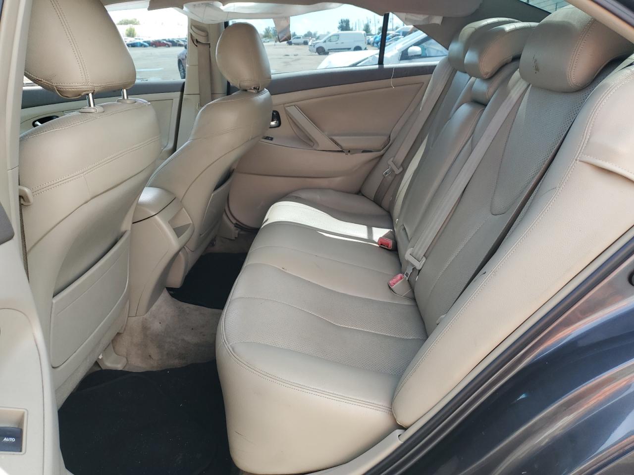 2011 Toyota Camry - Image 10