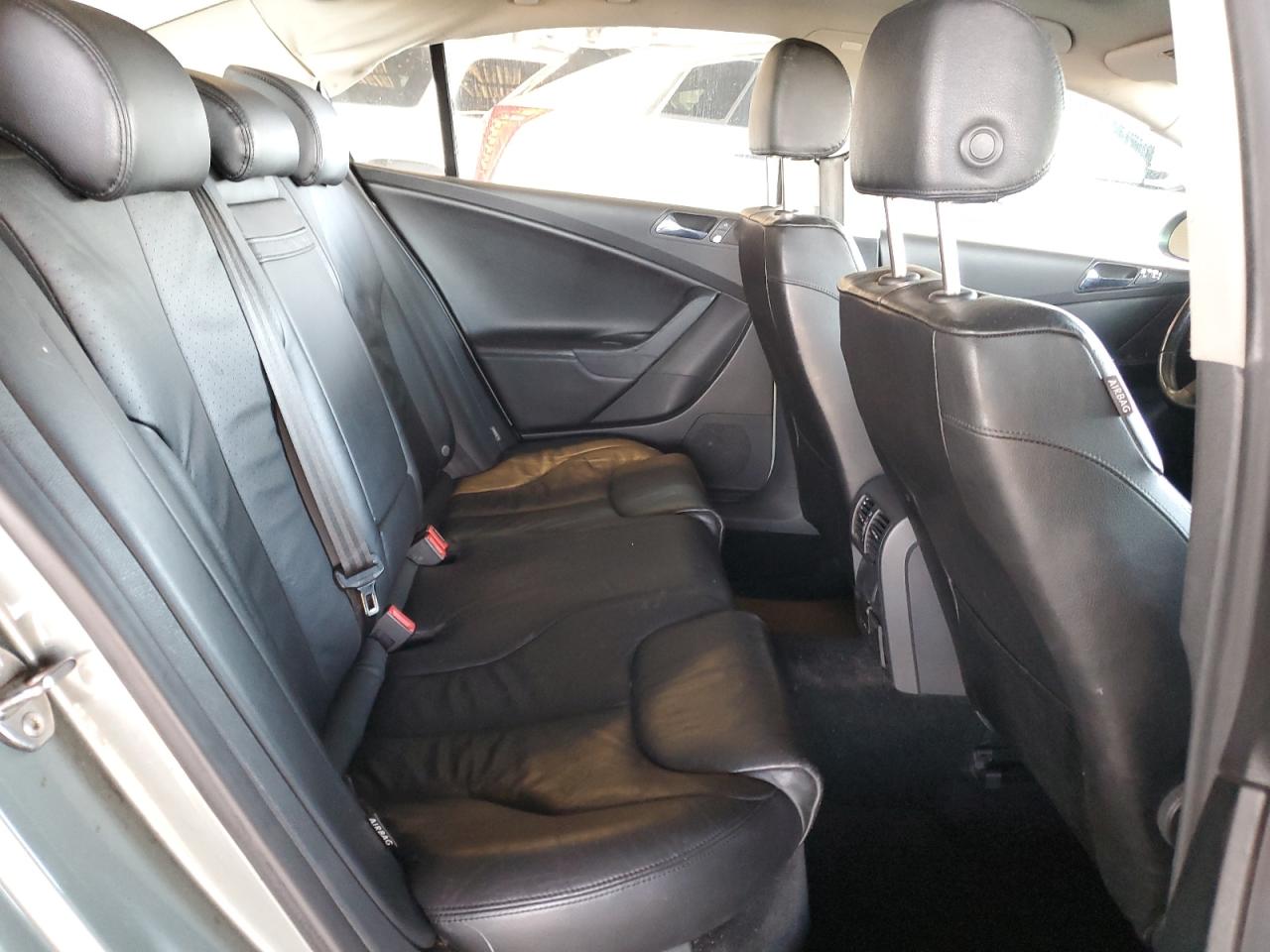 2006 Volkswagen Passat - Image 10