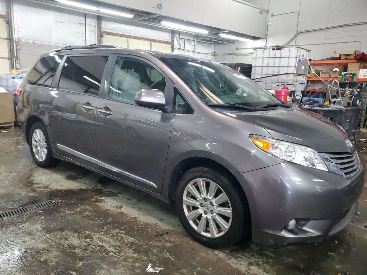 2017 Toyota Sienna - Image 4