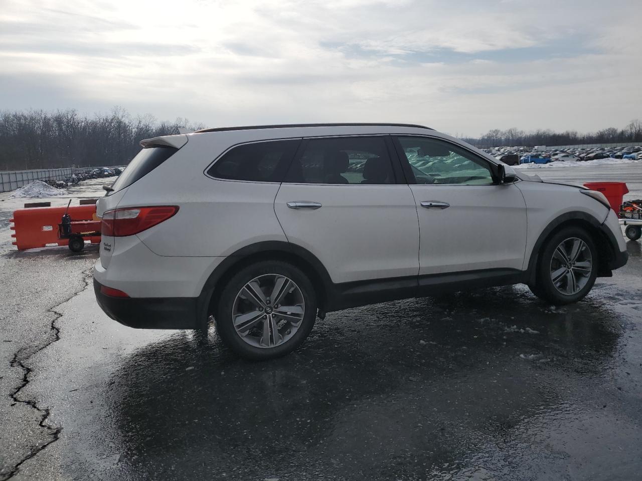 2016 Hyundai Santa Fe - Image 3