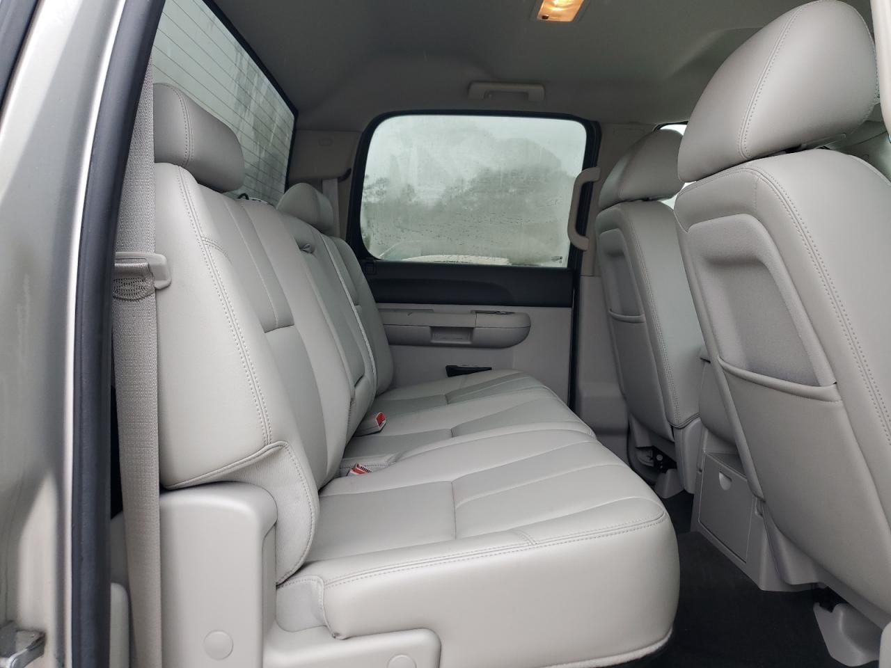 2011 Chevrolet Silverado - Image 10
