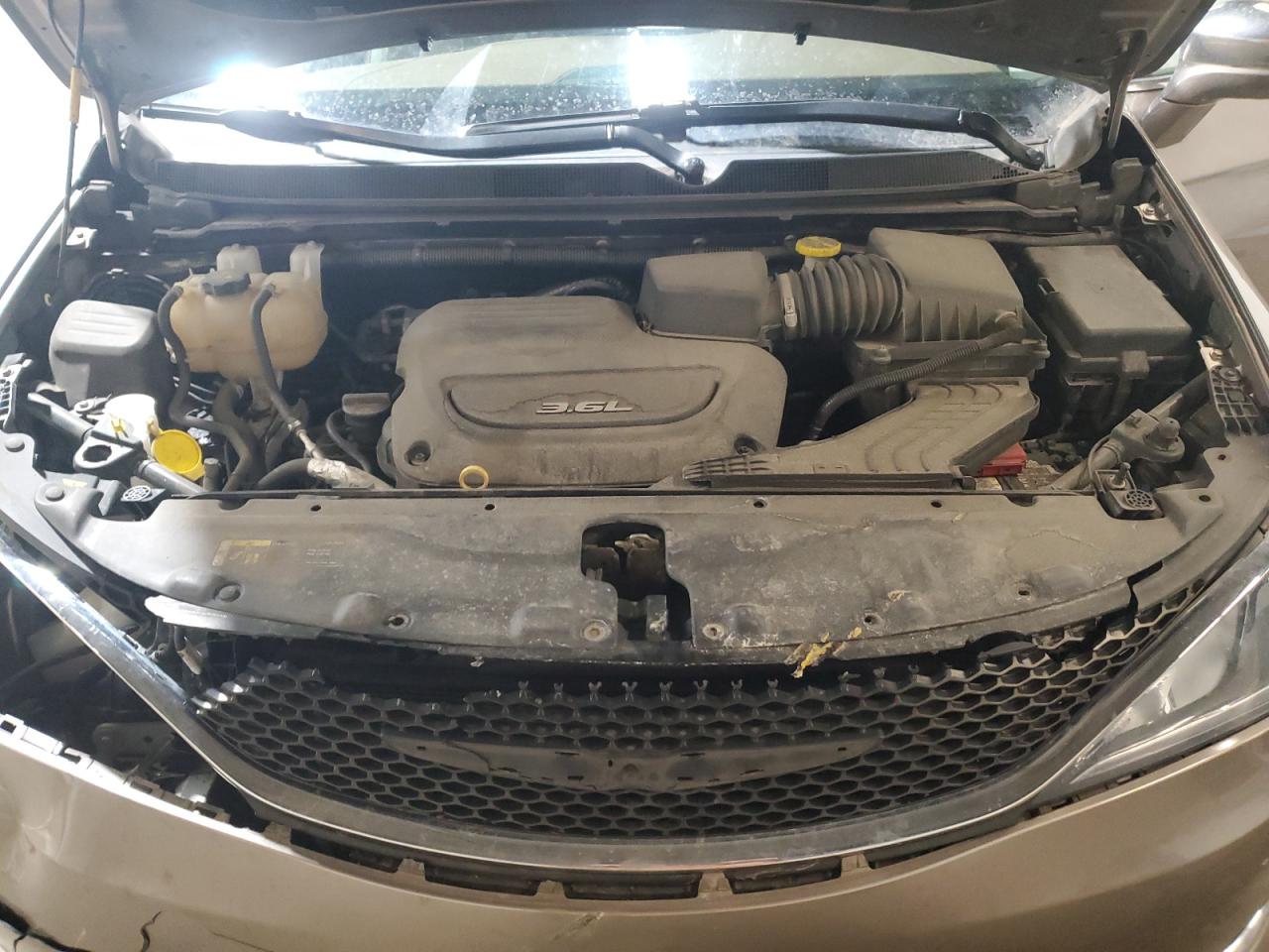 2018 Chrysler Pacifica - Image 12