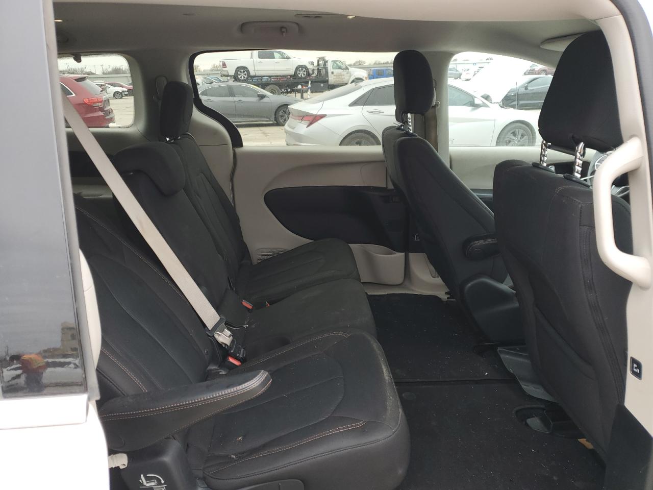 2017 Chrysler Pacifica - Image 11