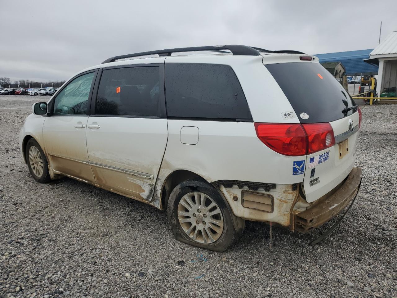 2009 Toyota Sienna - Image 2