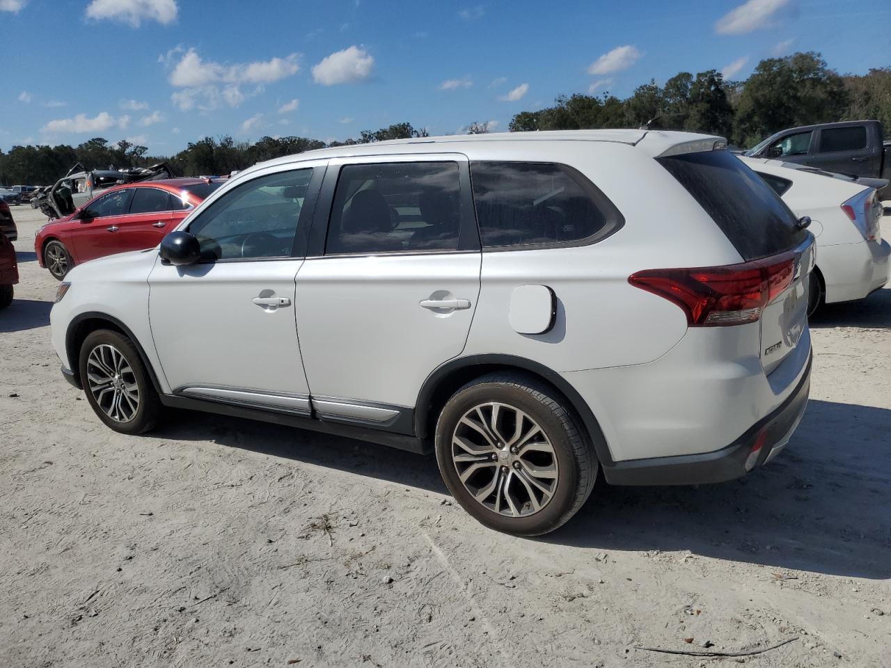 2016 Mitsubishi Outlander - Image 2
