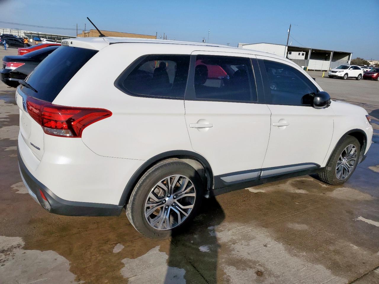 2016 Mitsubishi Outlander - Image 3