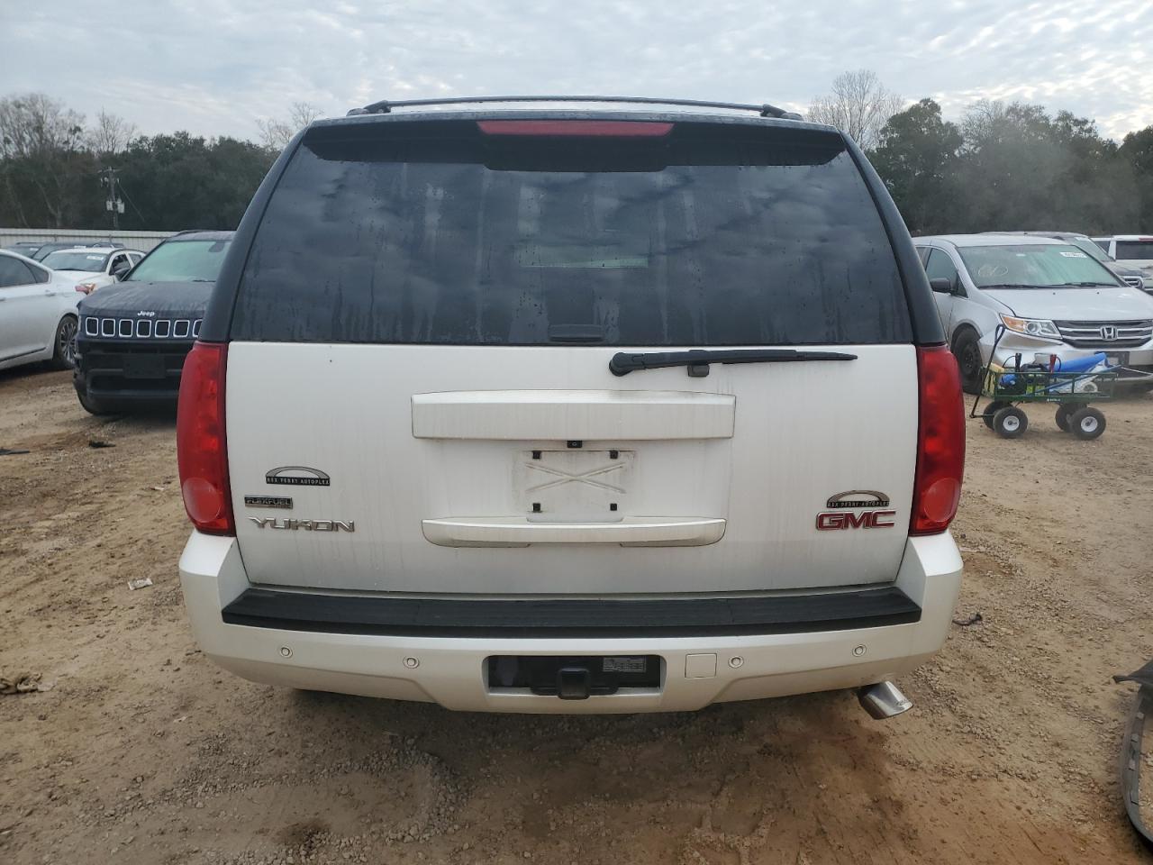 2010 GMC Yukon - Image 6