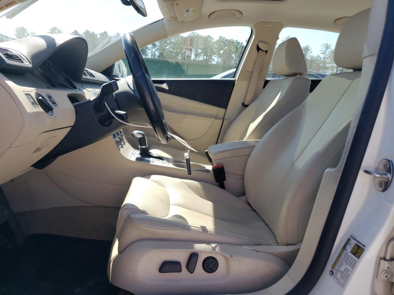 2010 Volkswagen Passat - Image 7