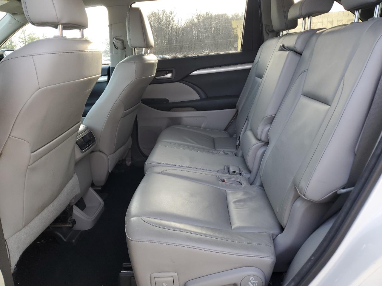2015 Toyota Highlander - Image 11