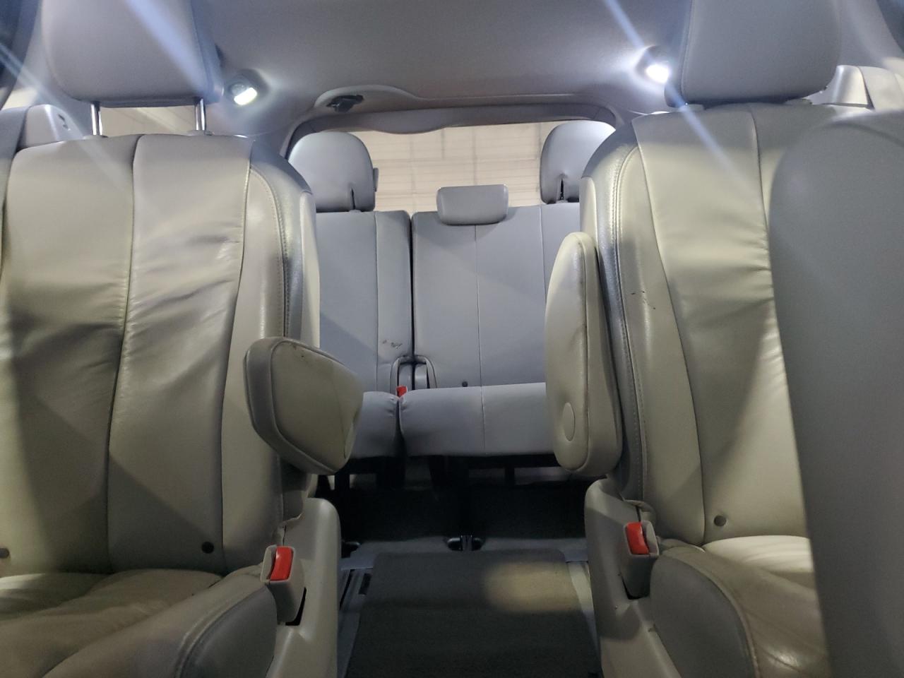 2012 Toyota Sienna - Image 10