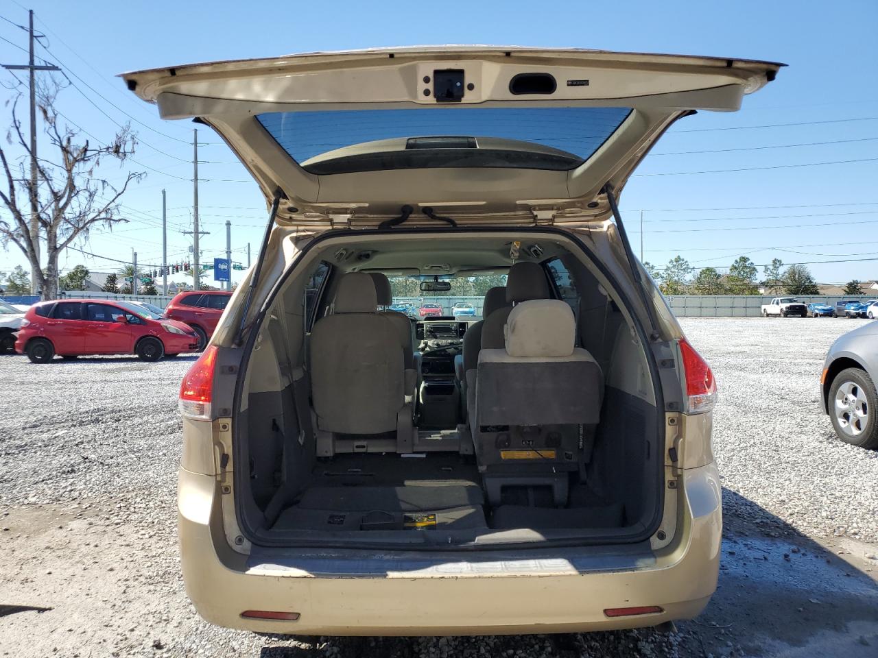 2011 Toyota Sienna - Image 6