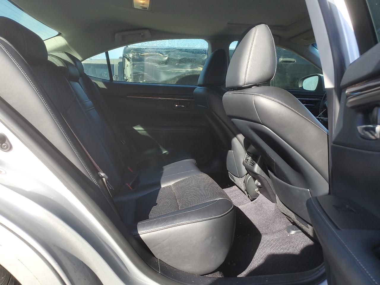 2014 Lexus ES - Image 10