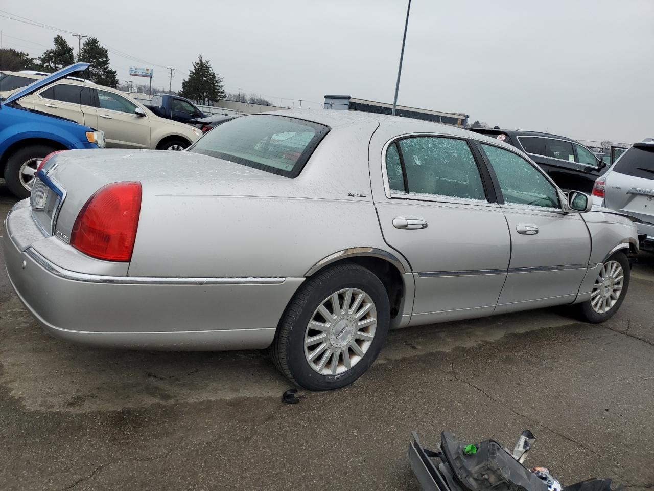 2003 Lincoln Town Car - Image 3
