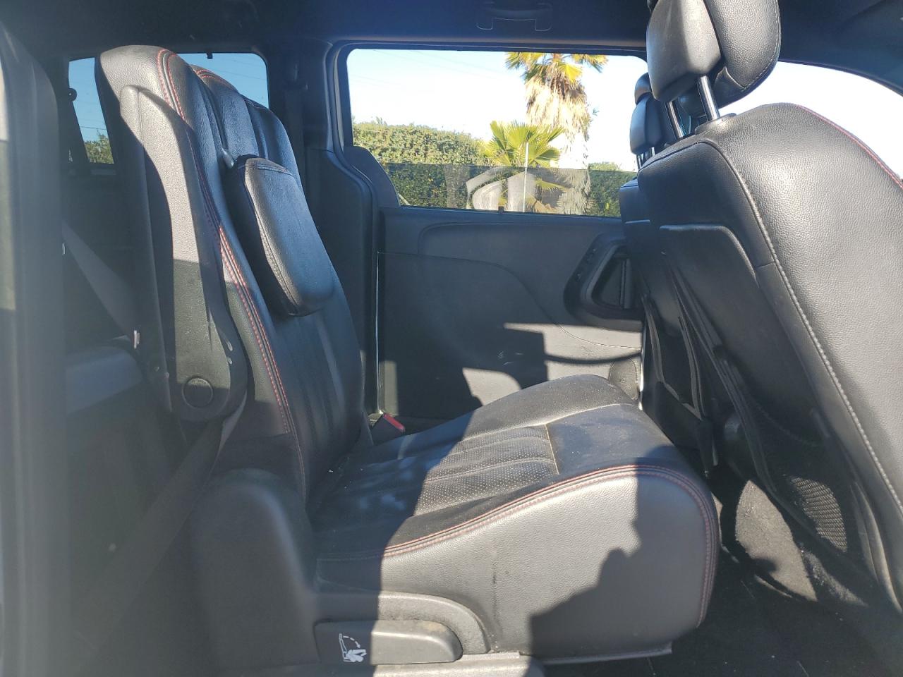 2017 Dodge Caravan - Image 12