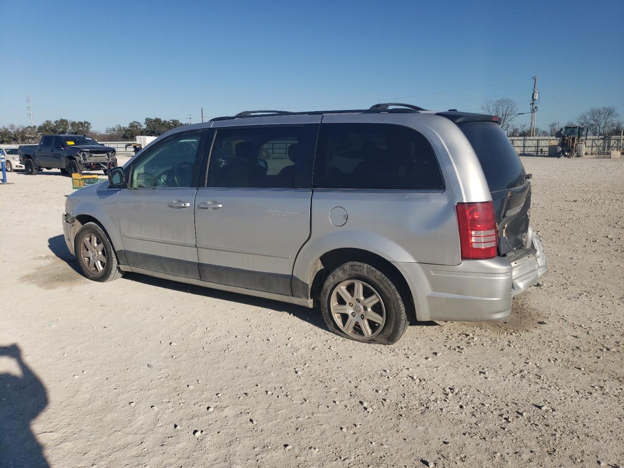 2008 Chrysler Town & Country - Image 2