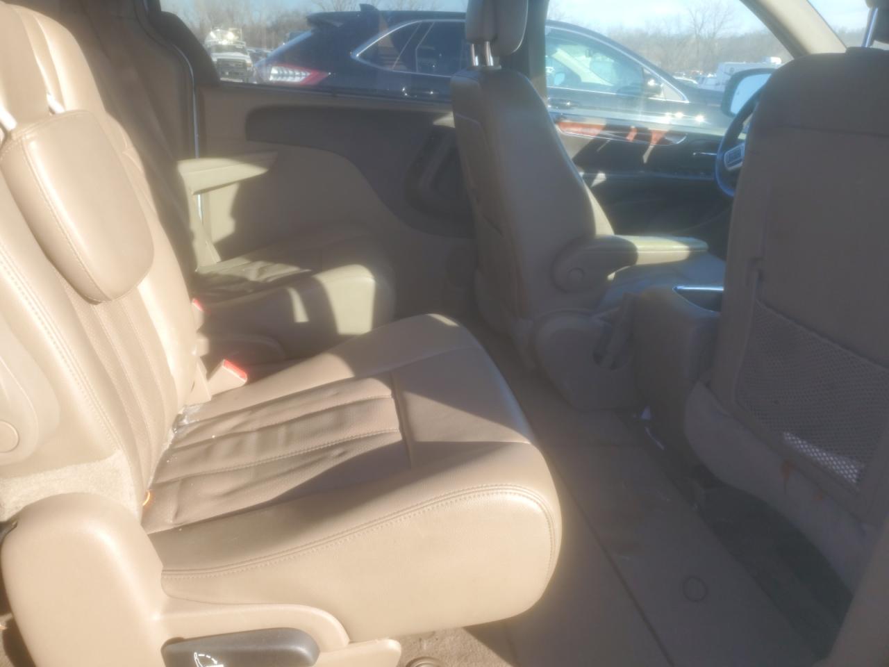 2013 Chrysler Town & Country - Image 11