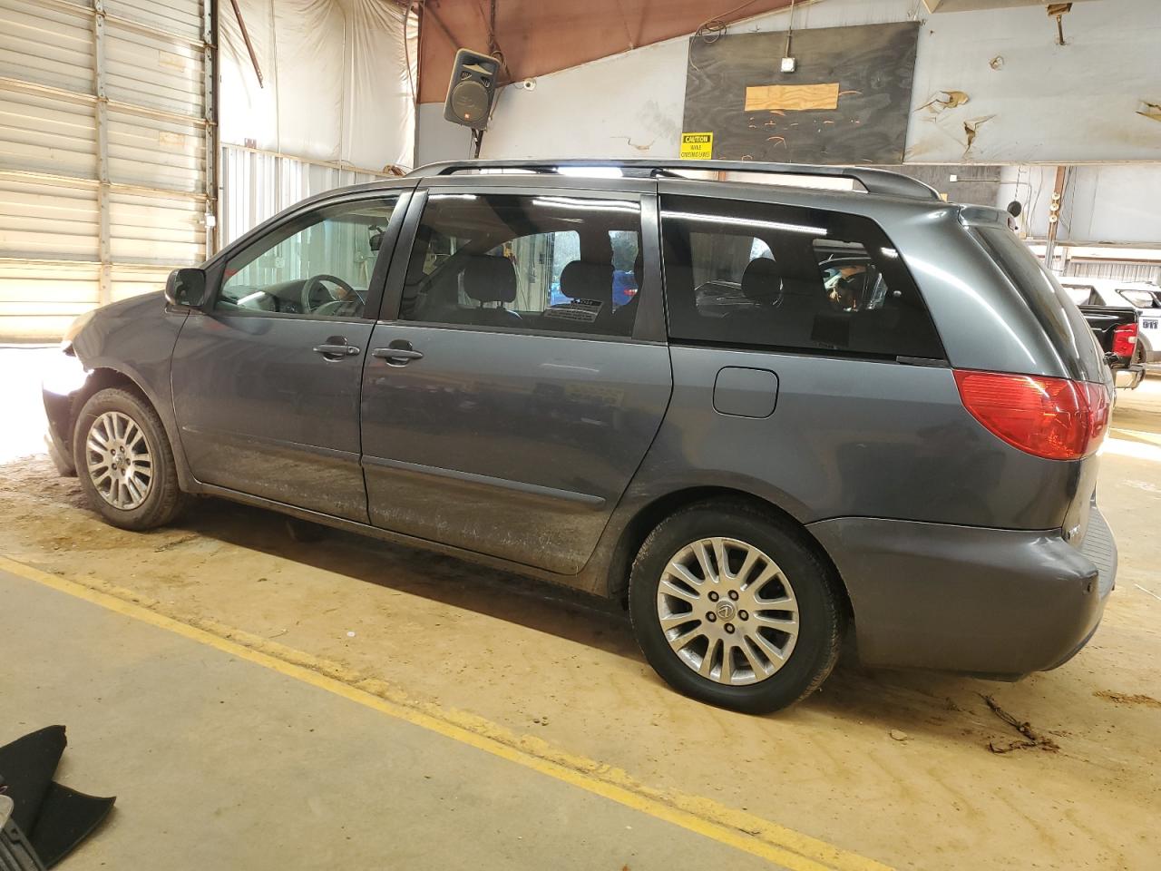 2008 Toyota Sienna - Image 2