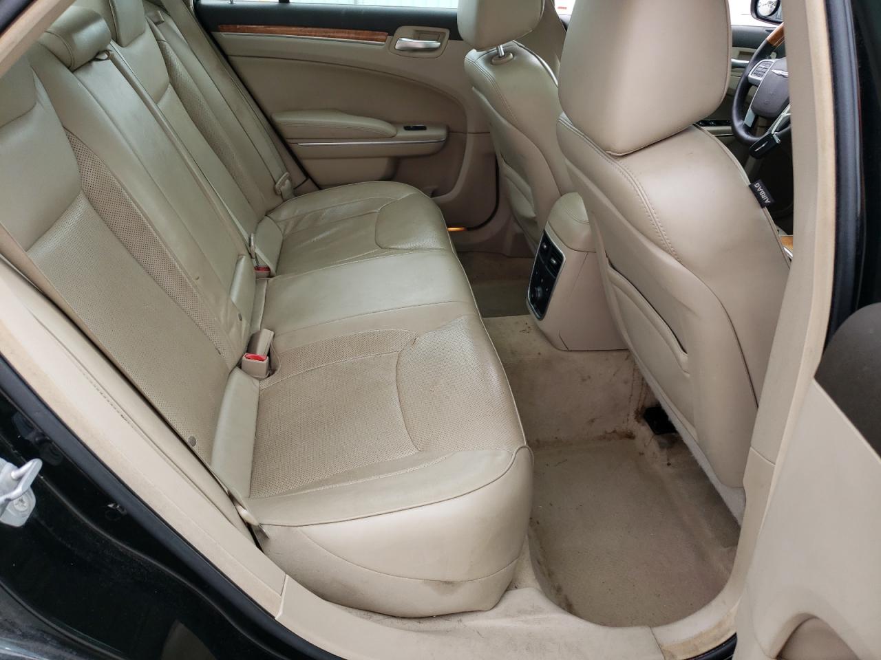 2014 Chrysler 300 - Image 10
