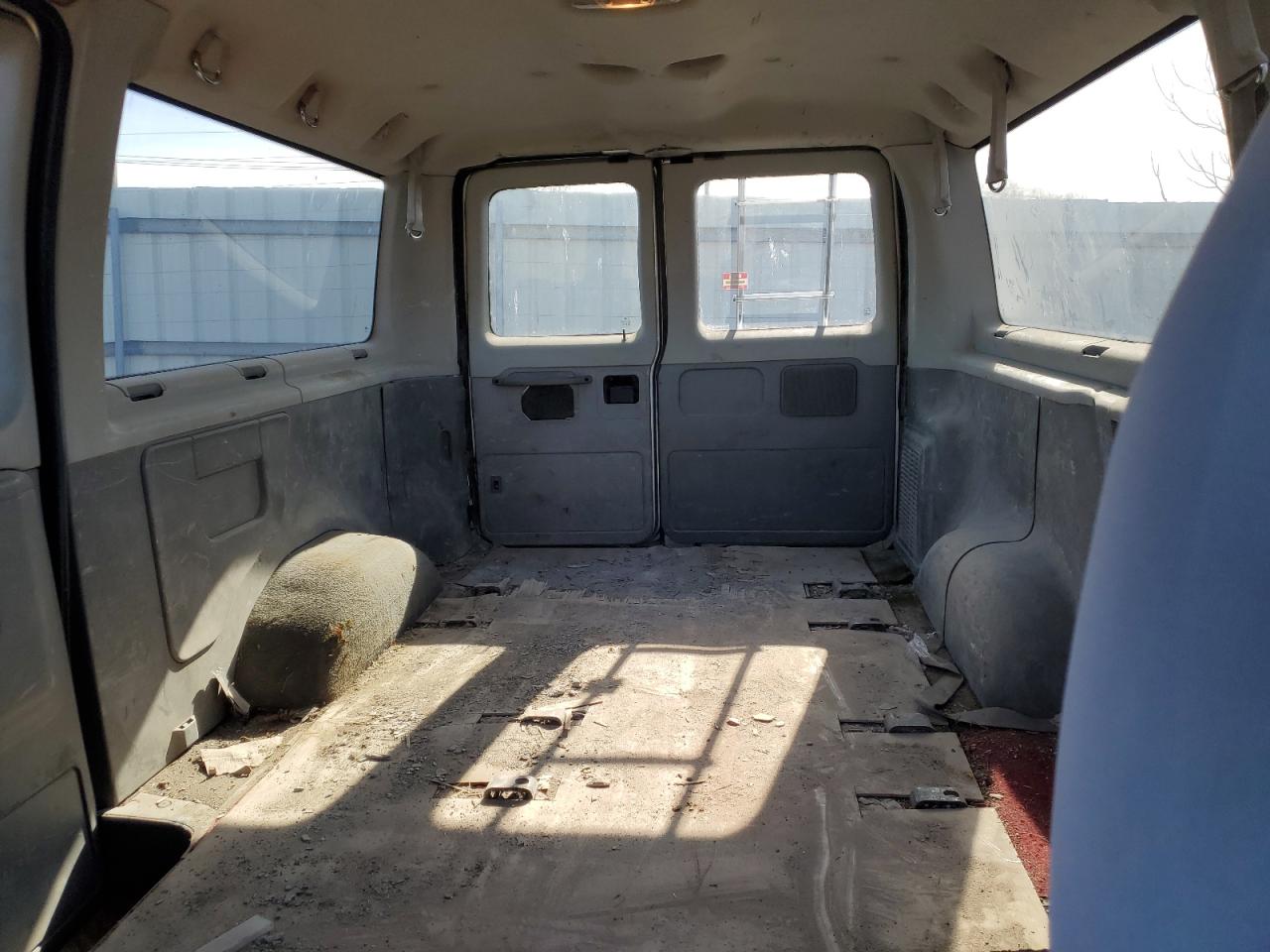 2005 Ford Econoline - Image 10
