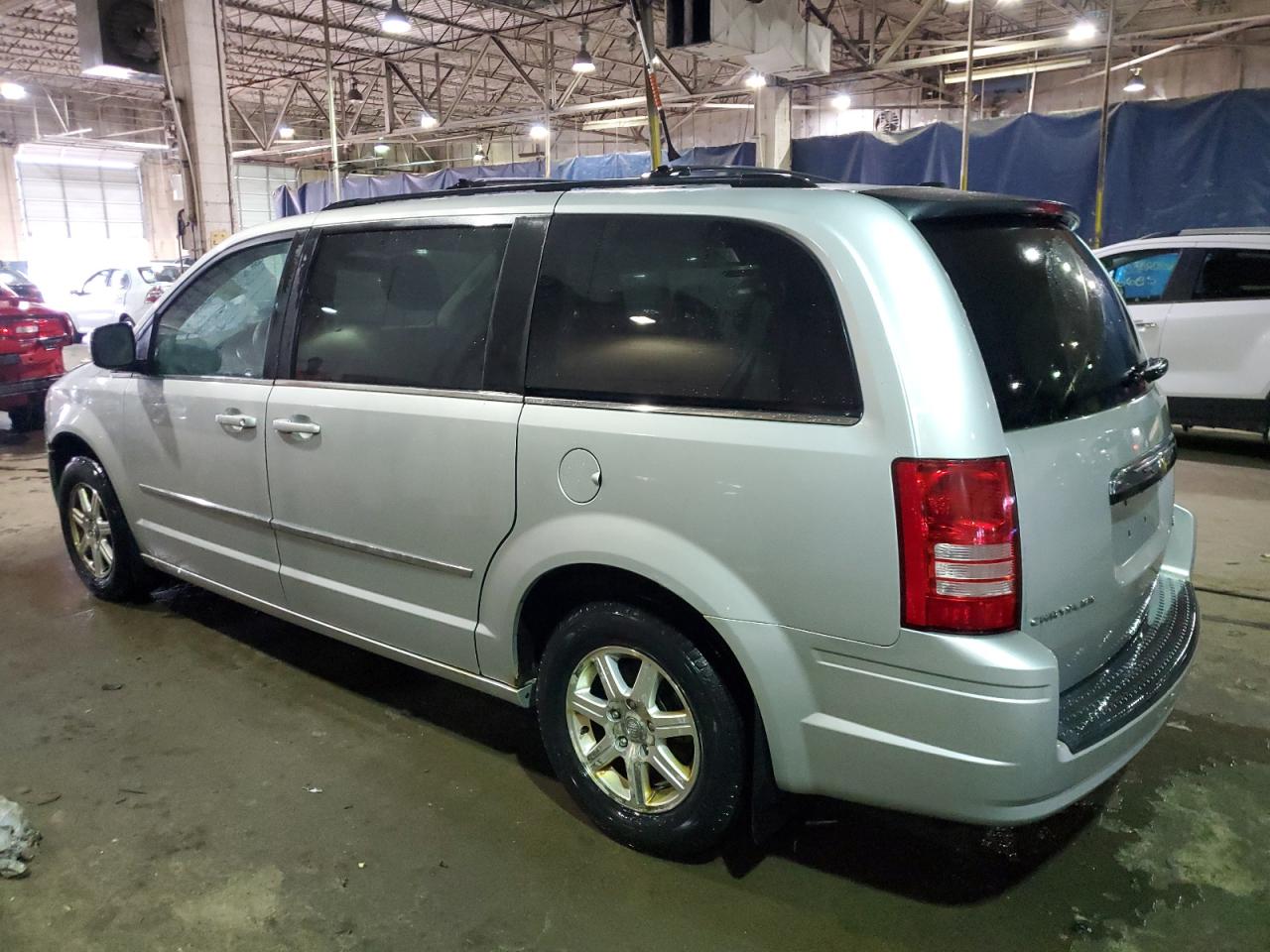 2009 Chrysler Town & Country - Image 2