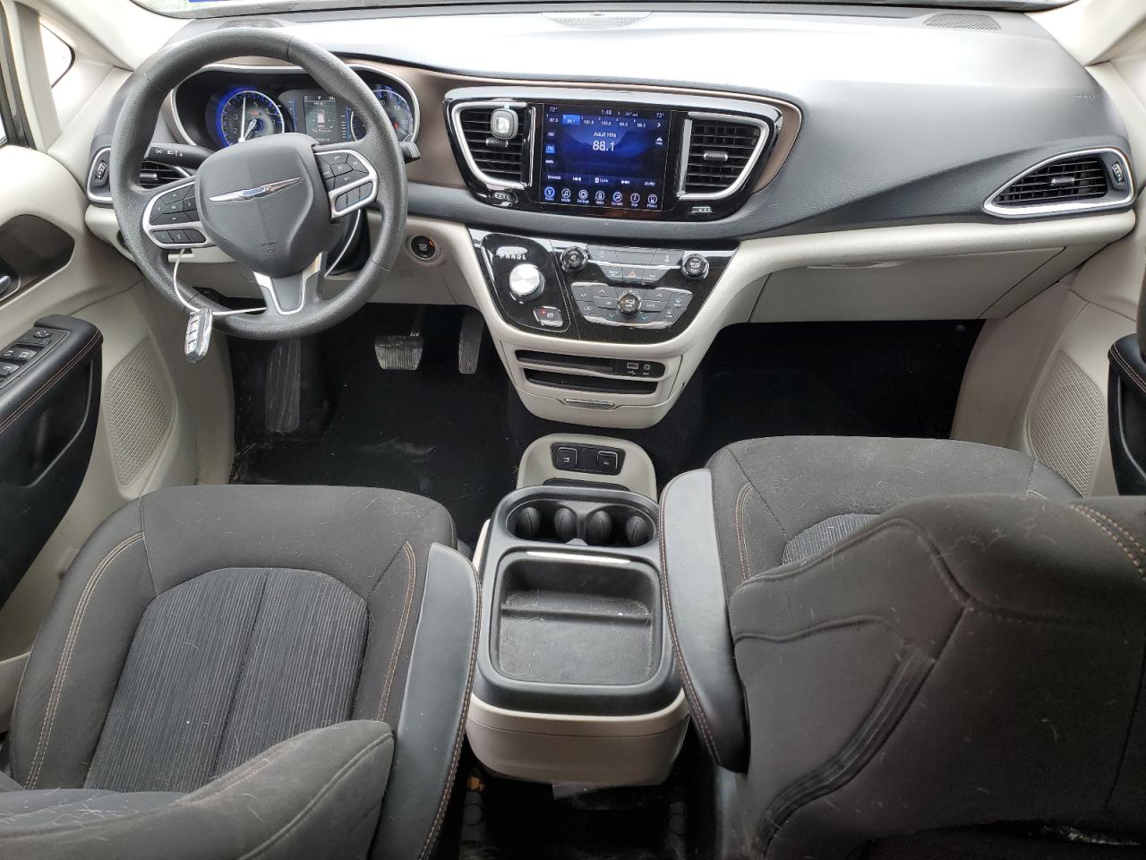2017 Chrysler Pacifica - Image 8