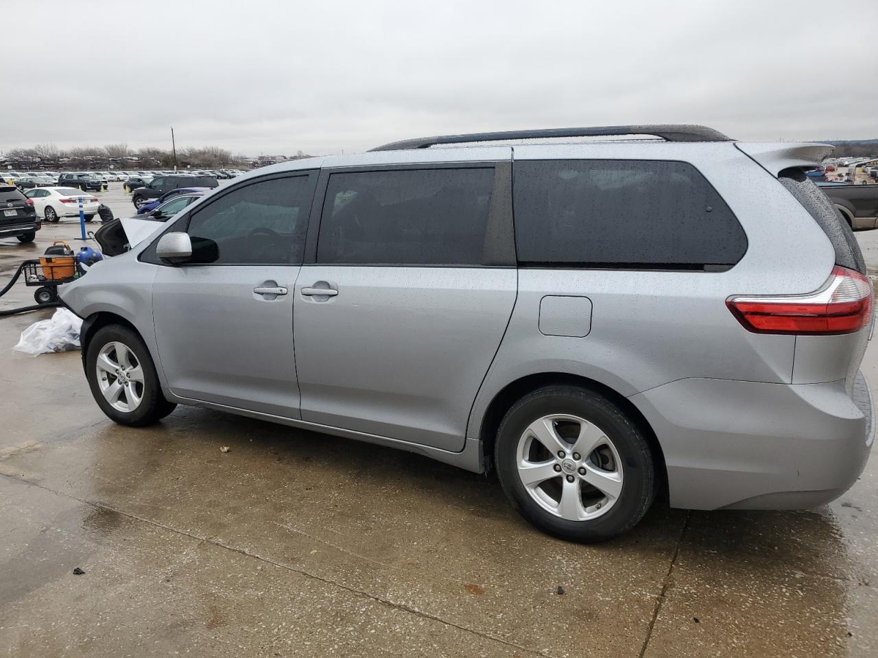2015 Toyota Sienna - Image 2