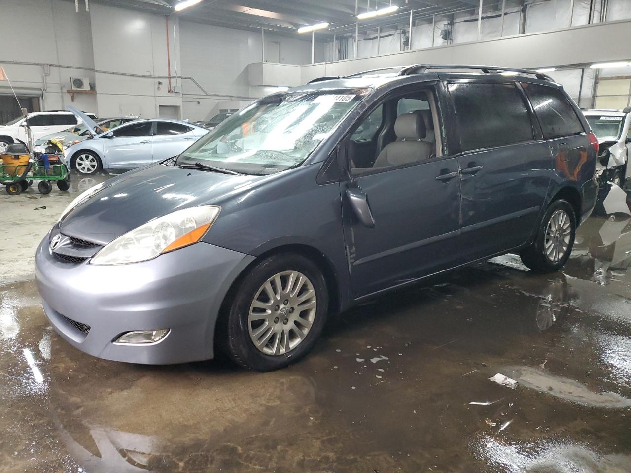 2007 Toyota Sienna - Image 1