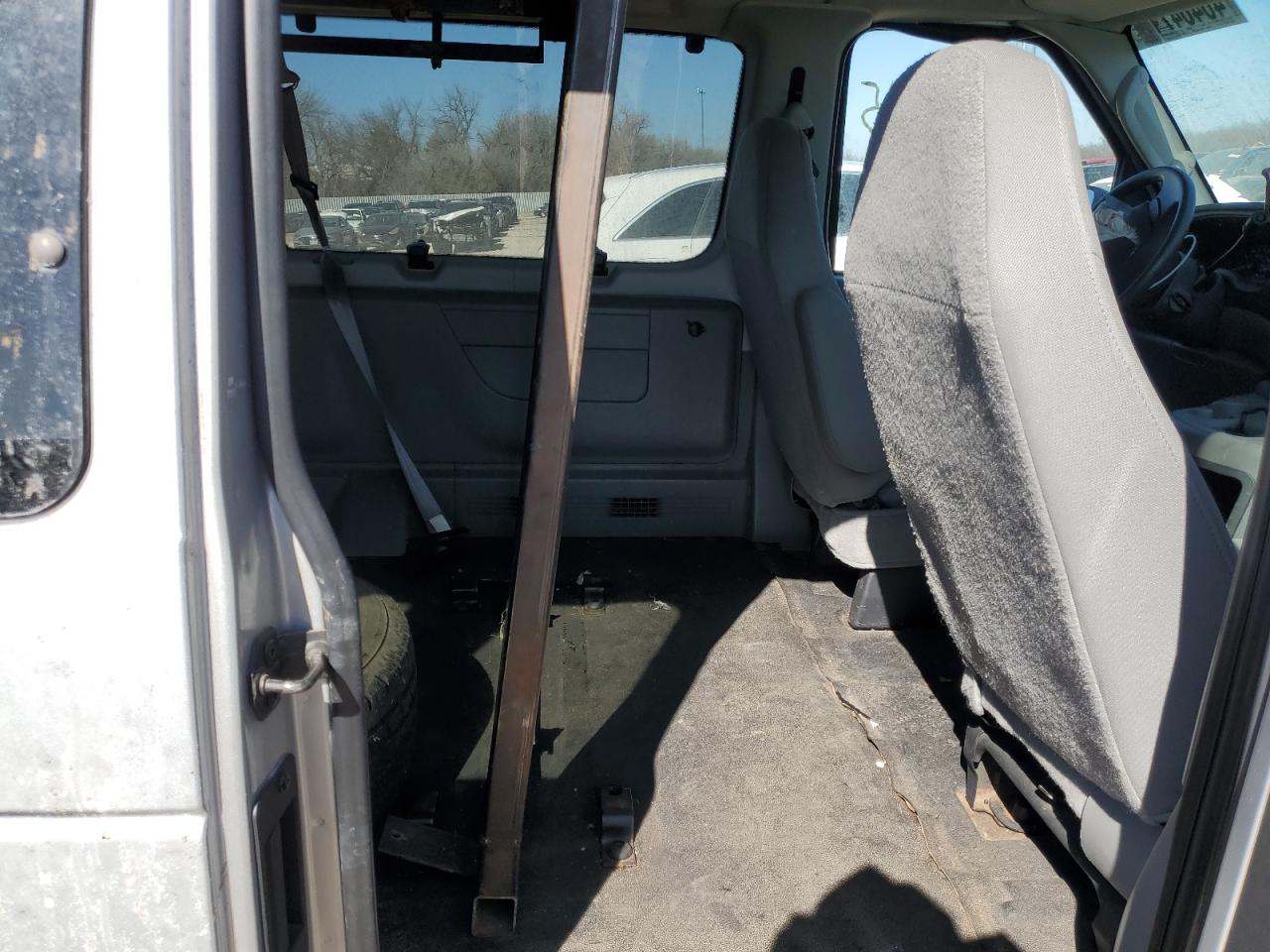 2005 Ford Econoline - Image 12