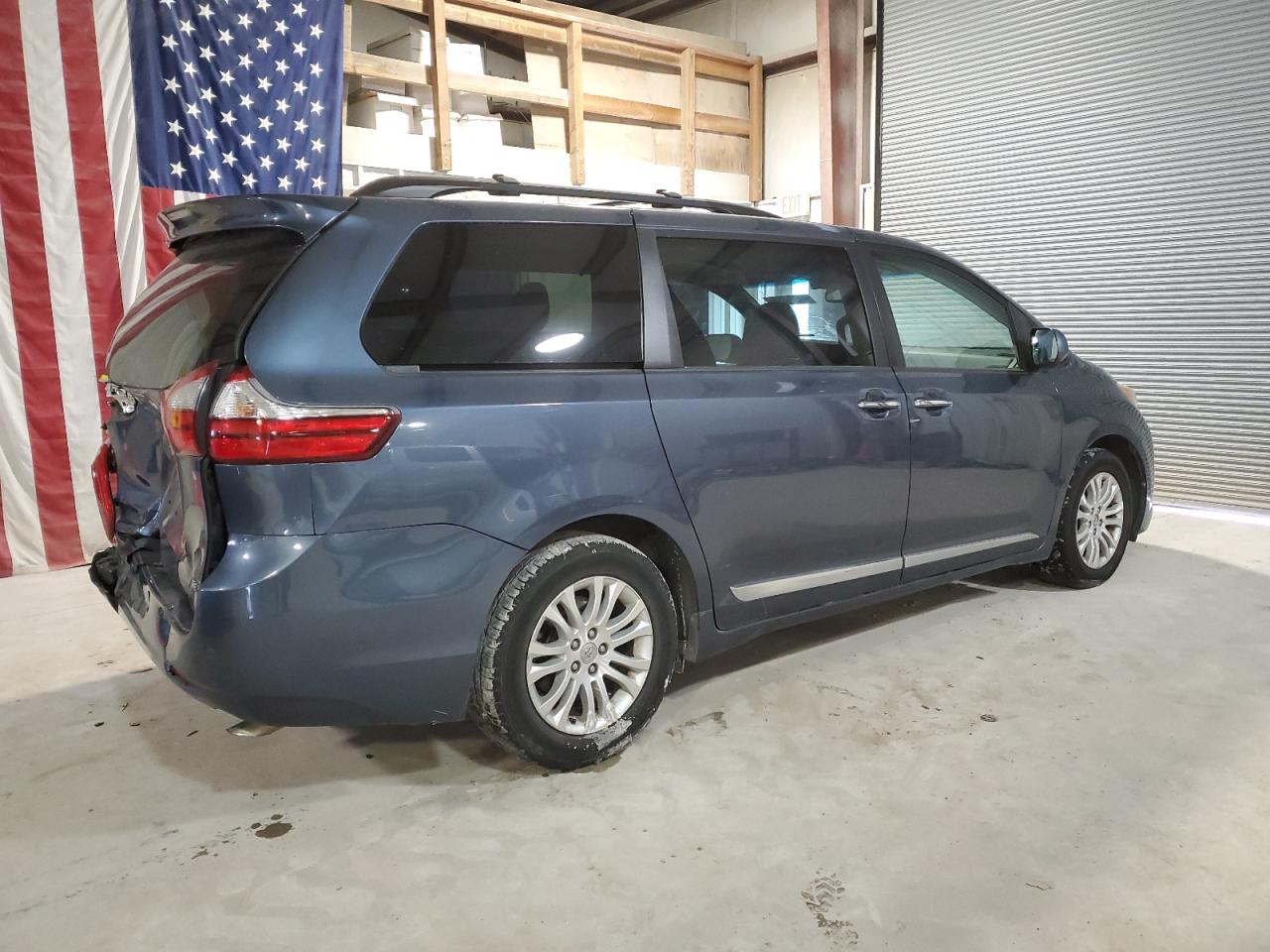 2015 Toyota Sienna - Image 3