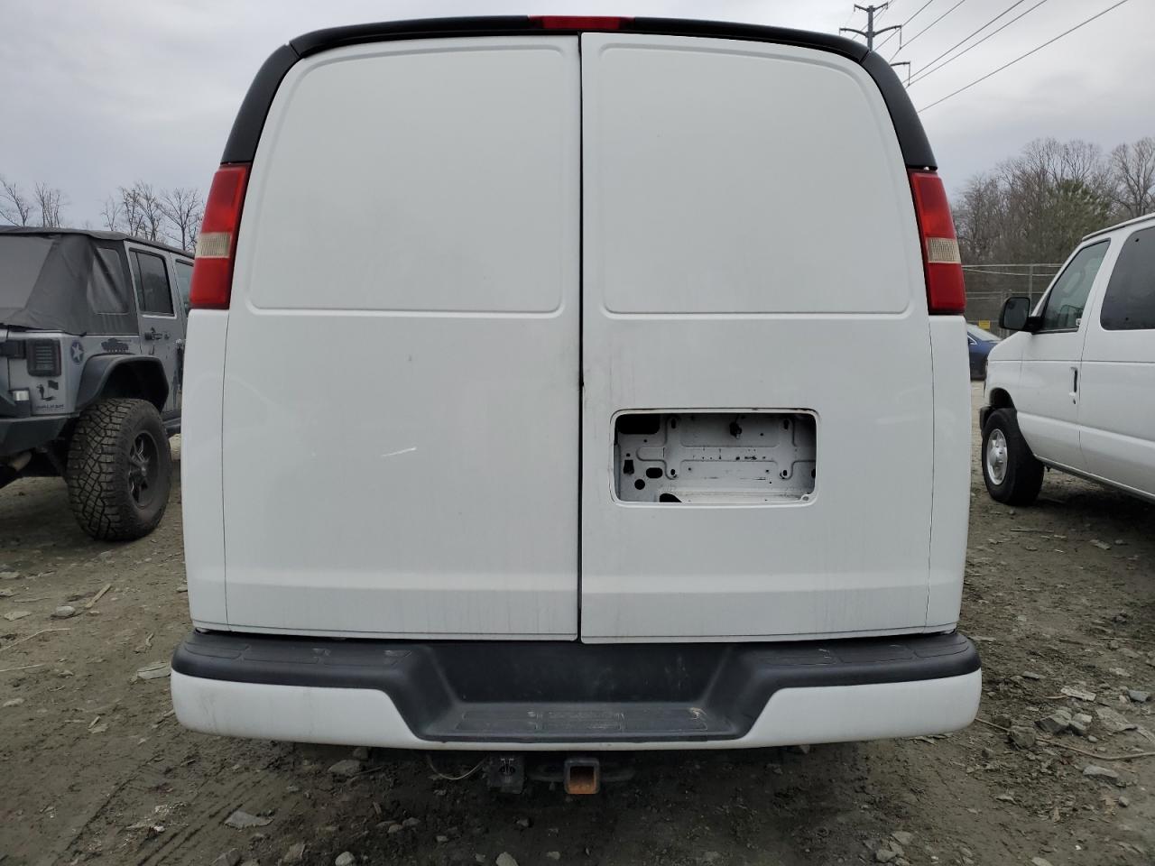 2015 GMC Savana - Image 6