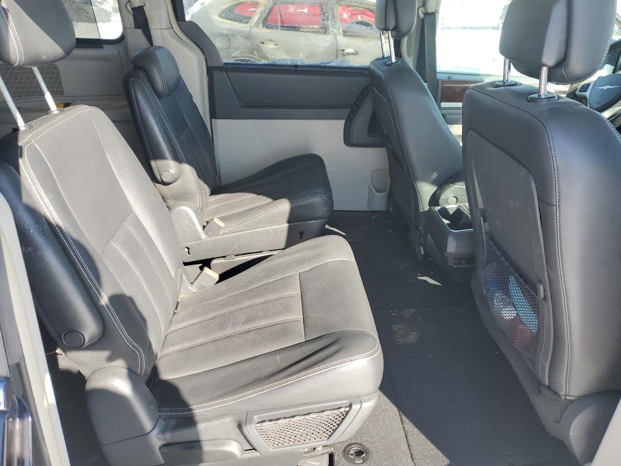 2010 Chrysler Town & Country - Image 11