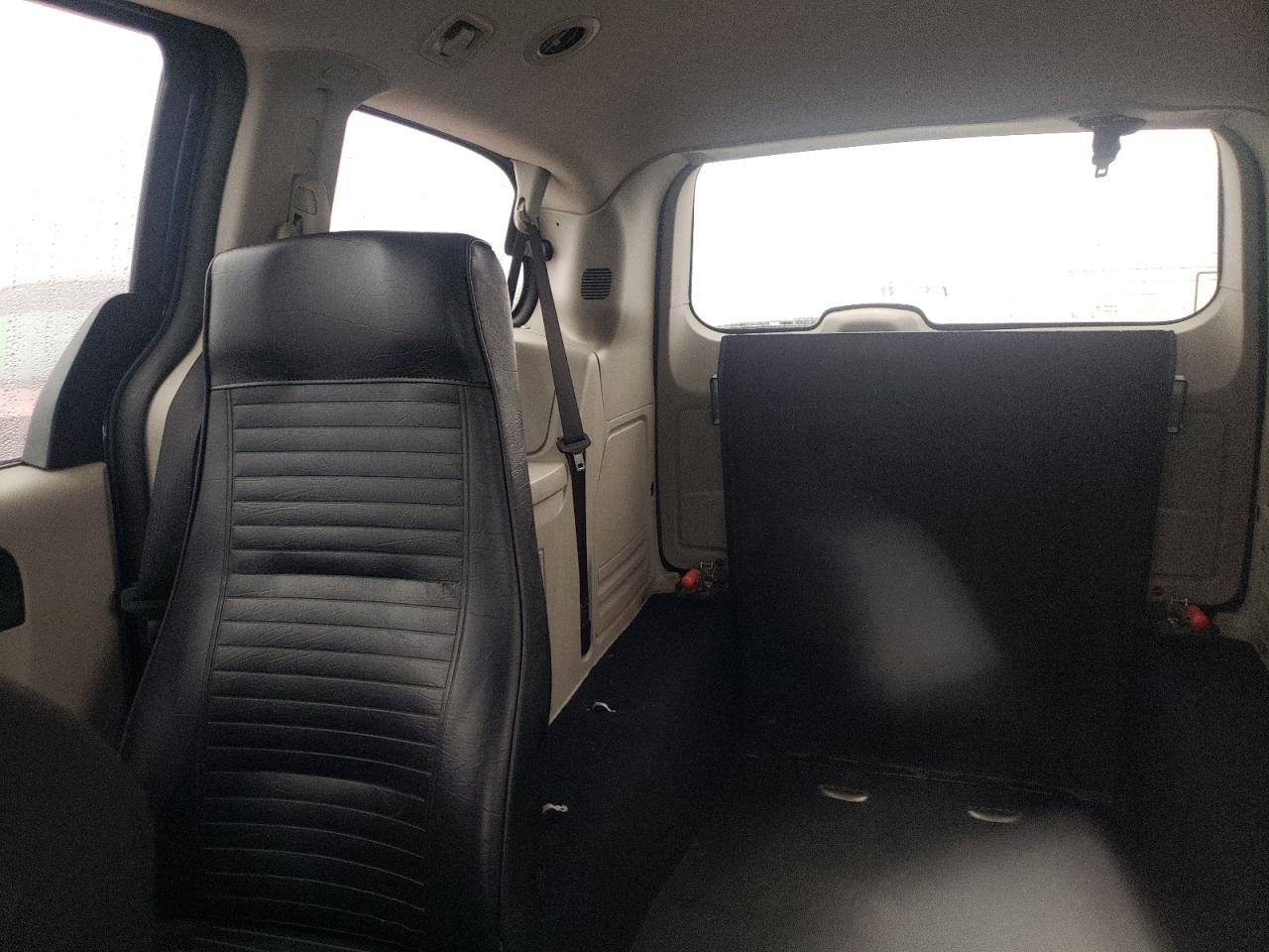 2017 Dodge Caravan - Image 10