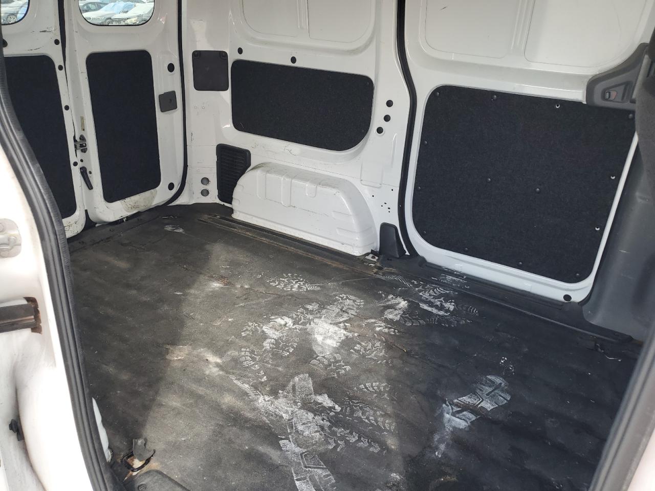 2015 Chevrolet Express - Image 11